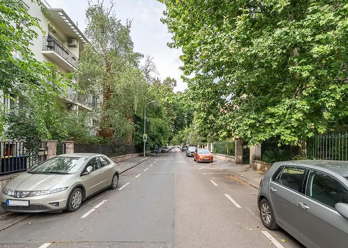 Lovely Quiet Near Heroes Square By Cavaland Daire